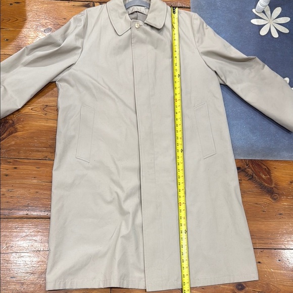 Tan Trench Coat with Adjustable Cuffs and Traditional Collar - Picture 8 of 9